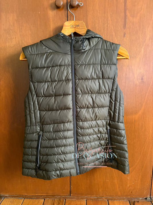 Chaleco Zara color verde olivo,